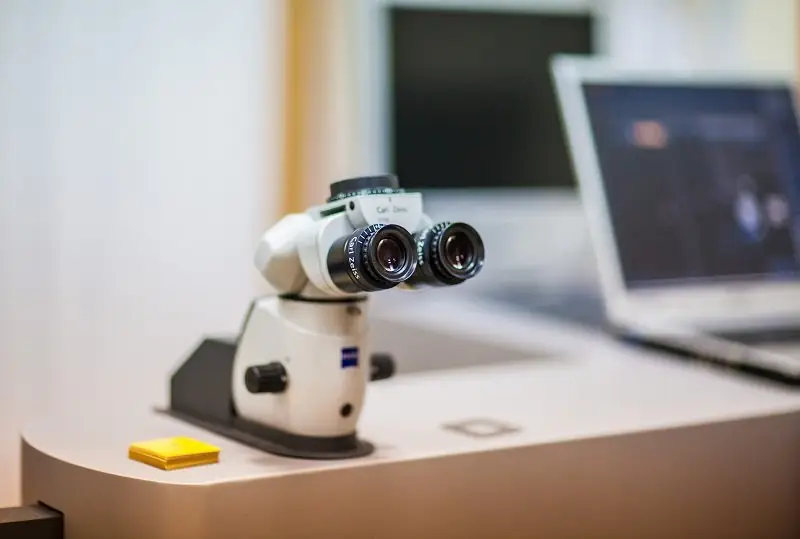 Slika 2. Yag laser iridotomija Yag laser iridotomija