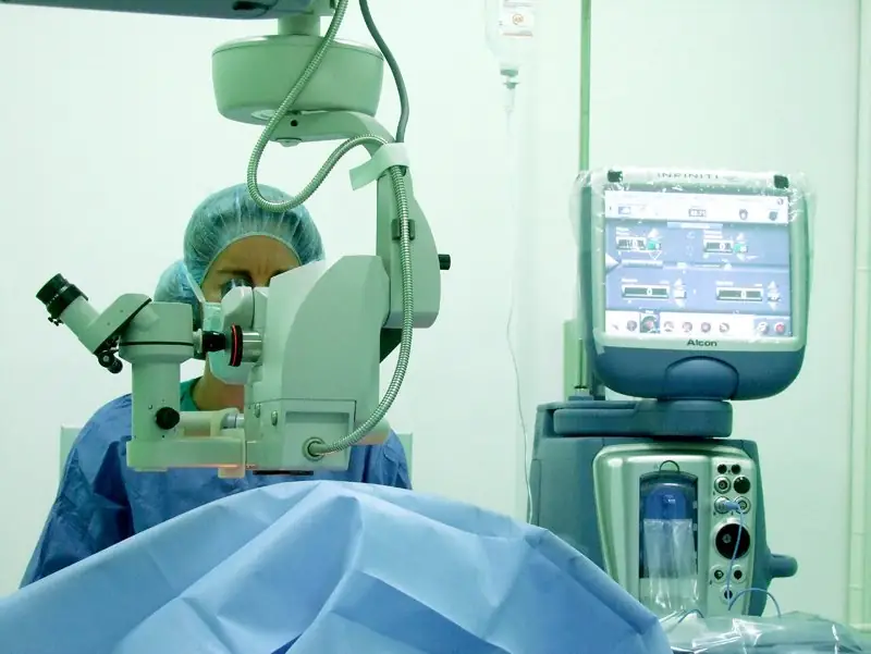 Szürkehályog műtét: Mit hallhat, láthat és érezhet a szürkehályog műtét során?