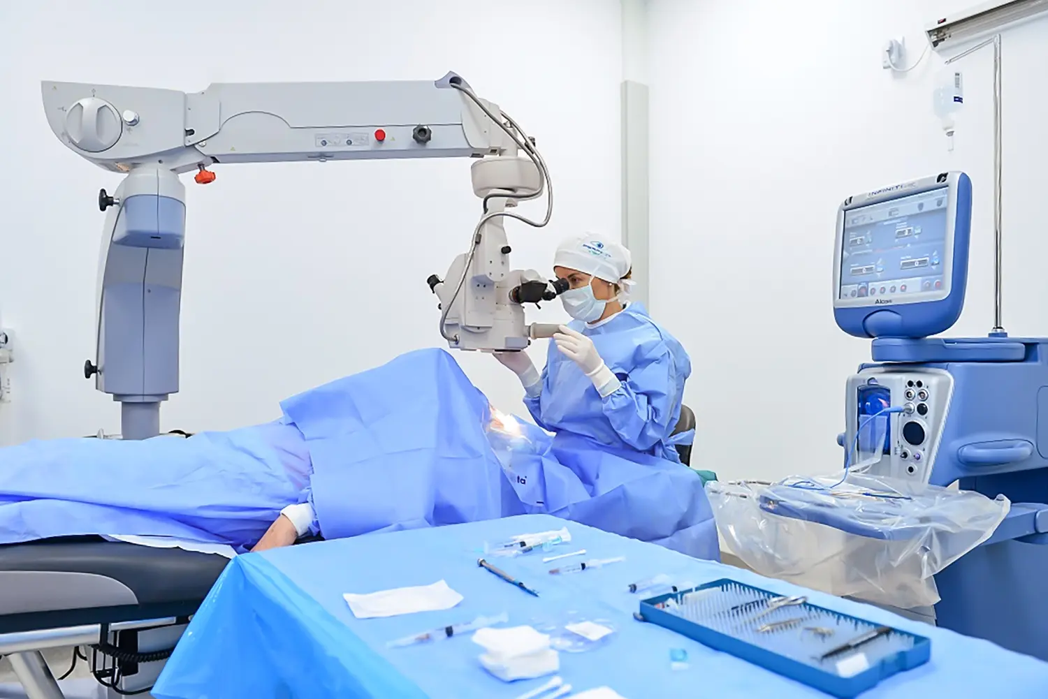 Operacija sa ugradnjom toričnih sočiva